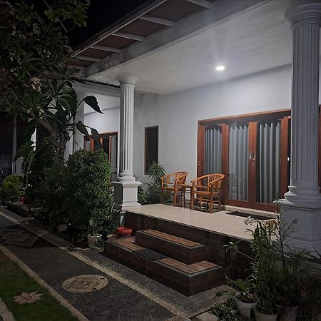Srinadi Guest House Lovina Exterior photo
