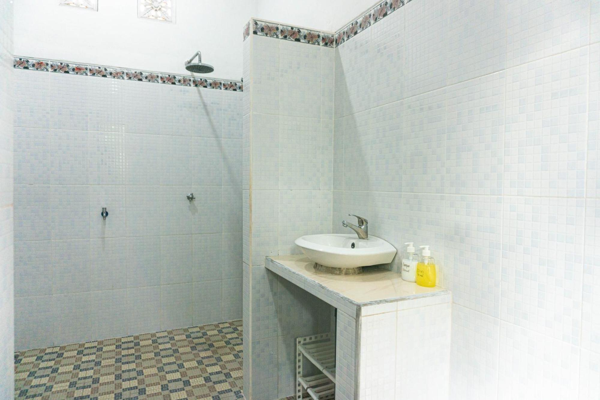 Srinadi Guest House Lovina Exterior photo