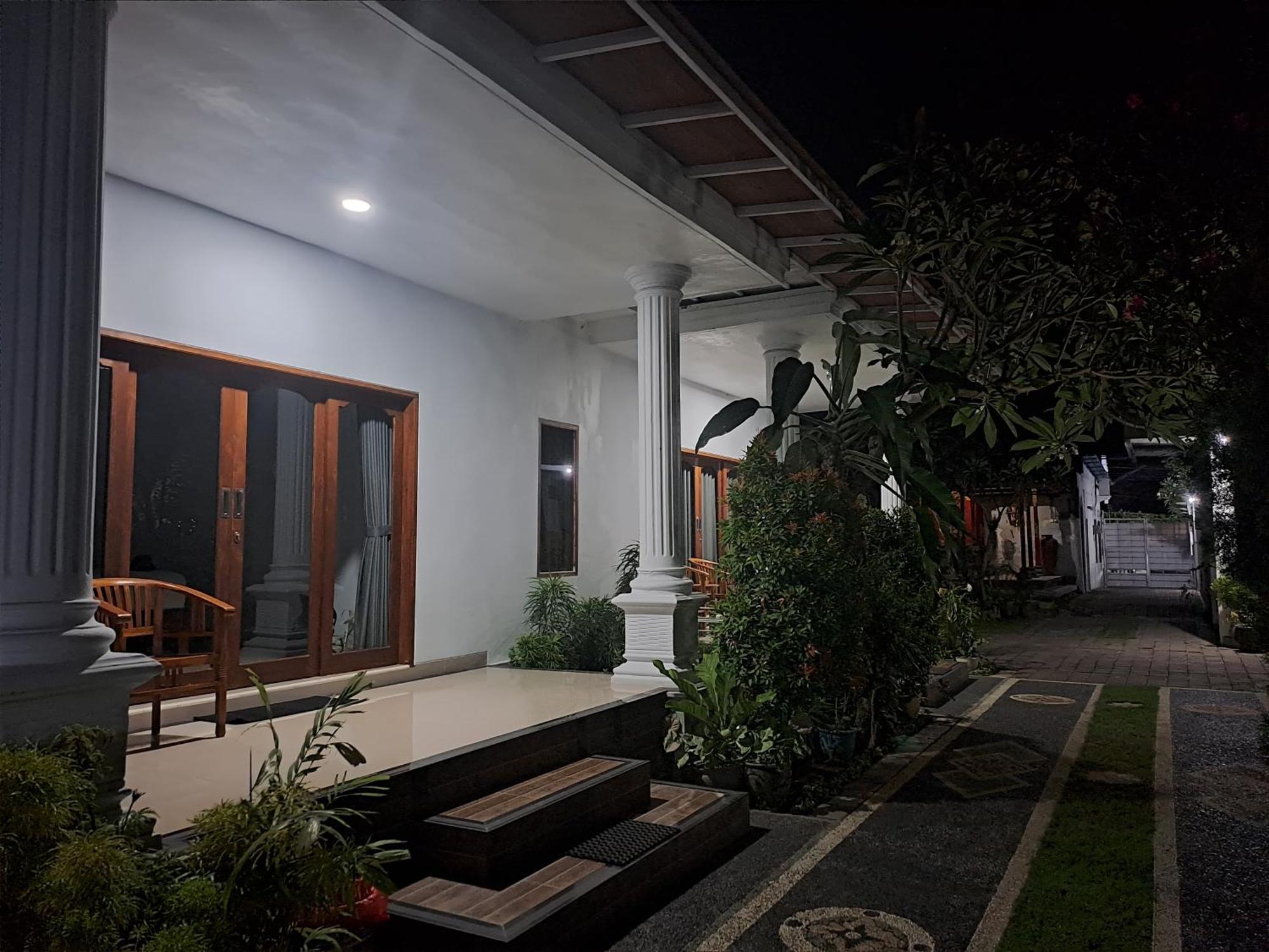 Srinadi Guest House Lovina Exterior photo