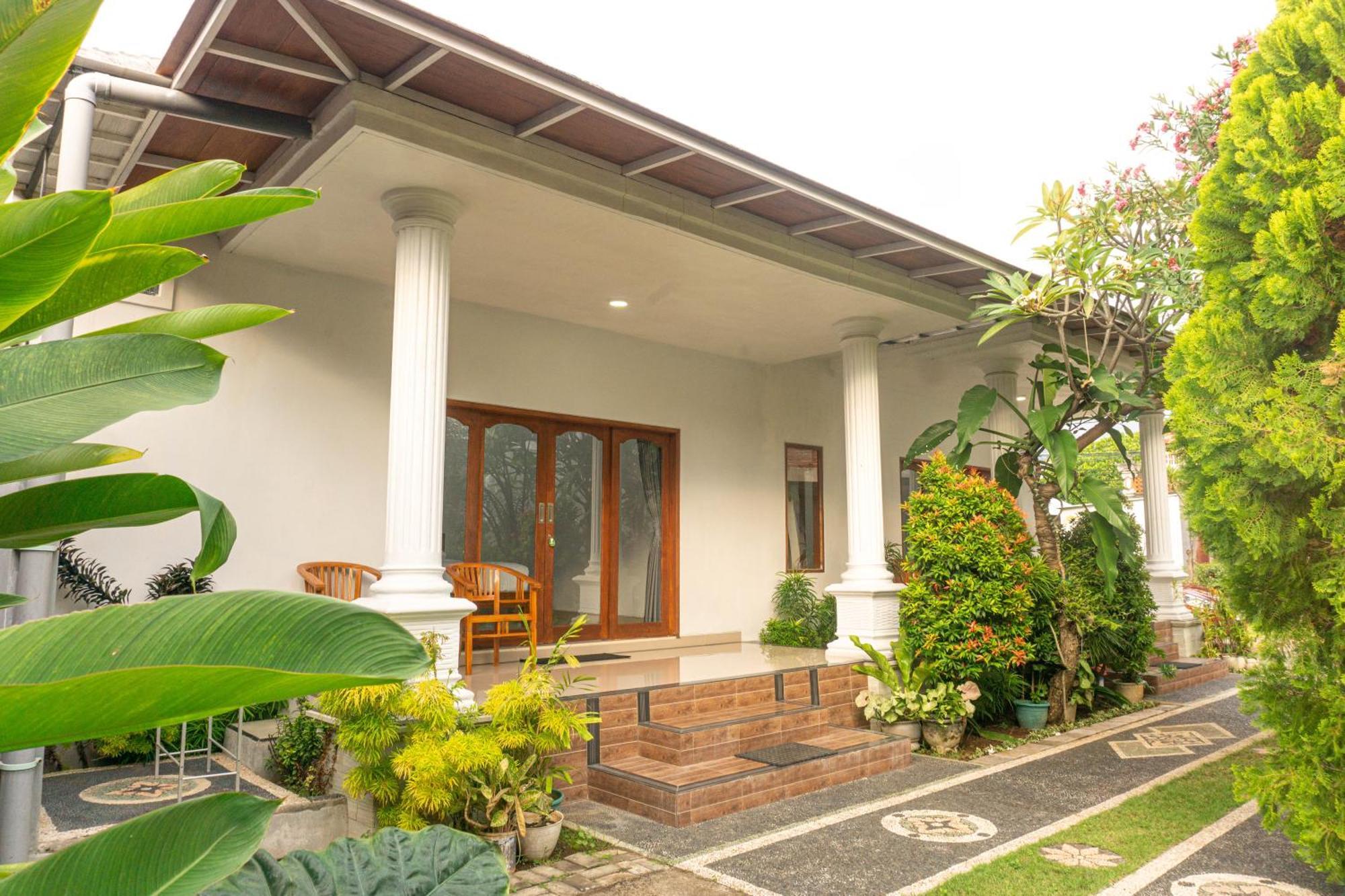 Srinadi Guest House Lovina Exterior photo
