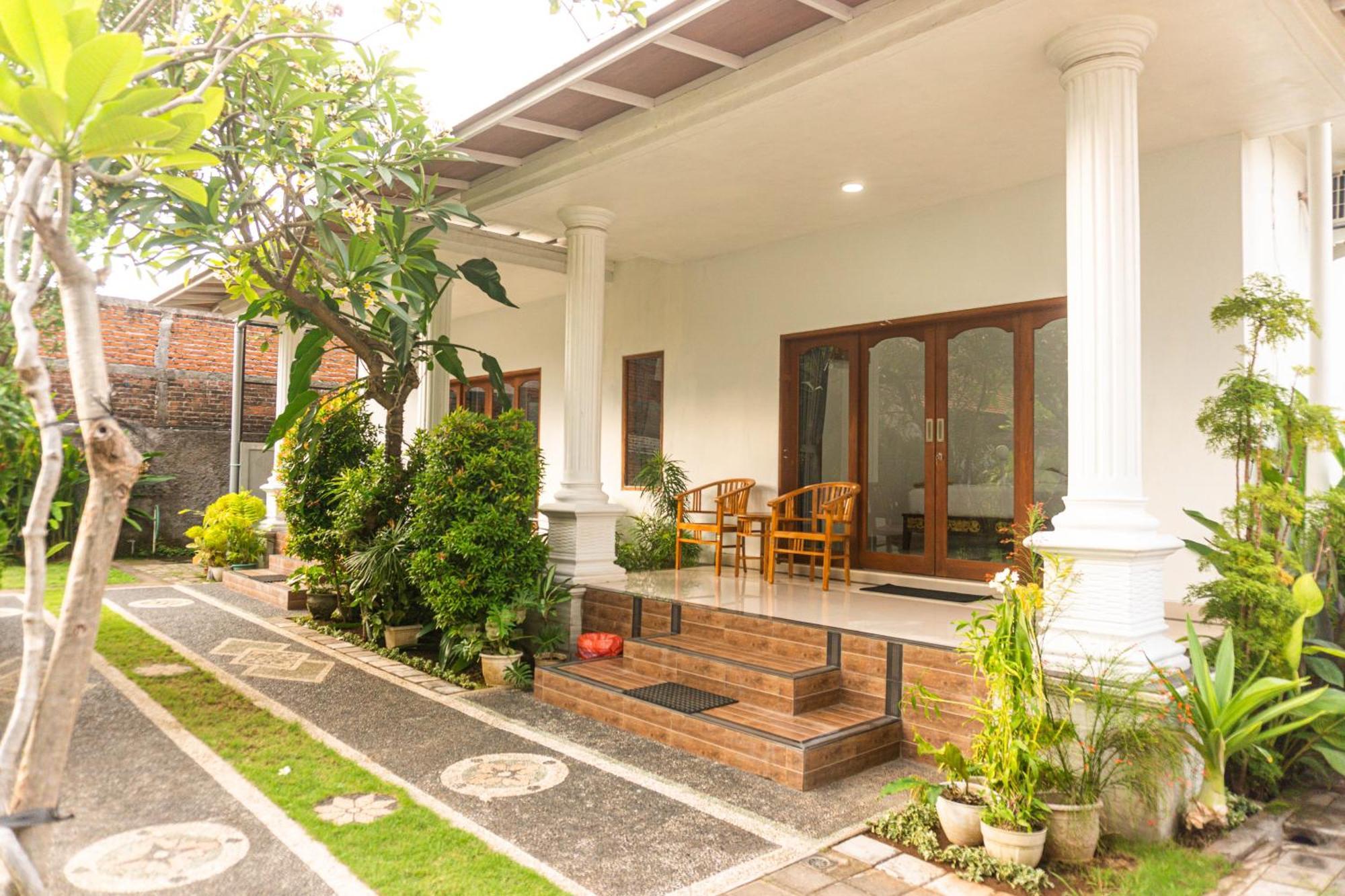 Srinadi Guest House Lovina Exterior photo