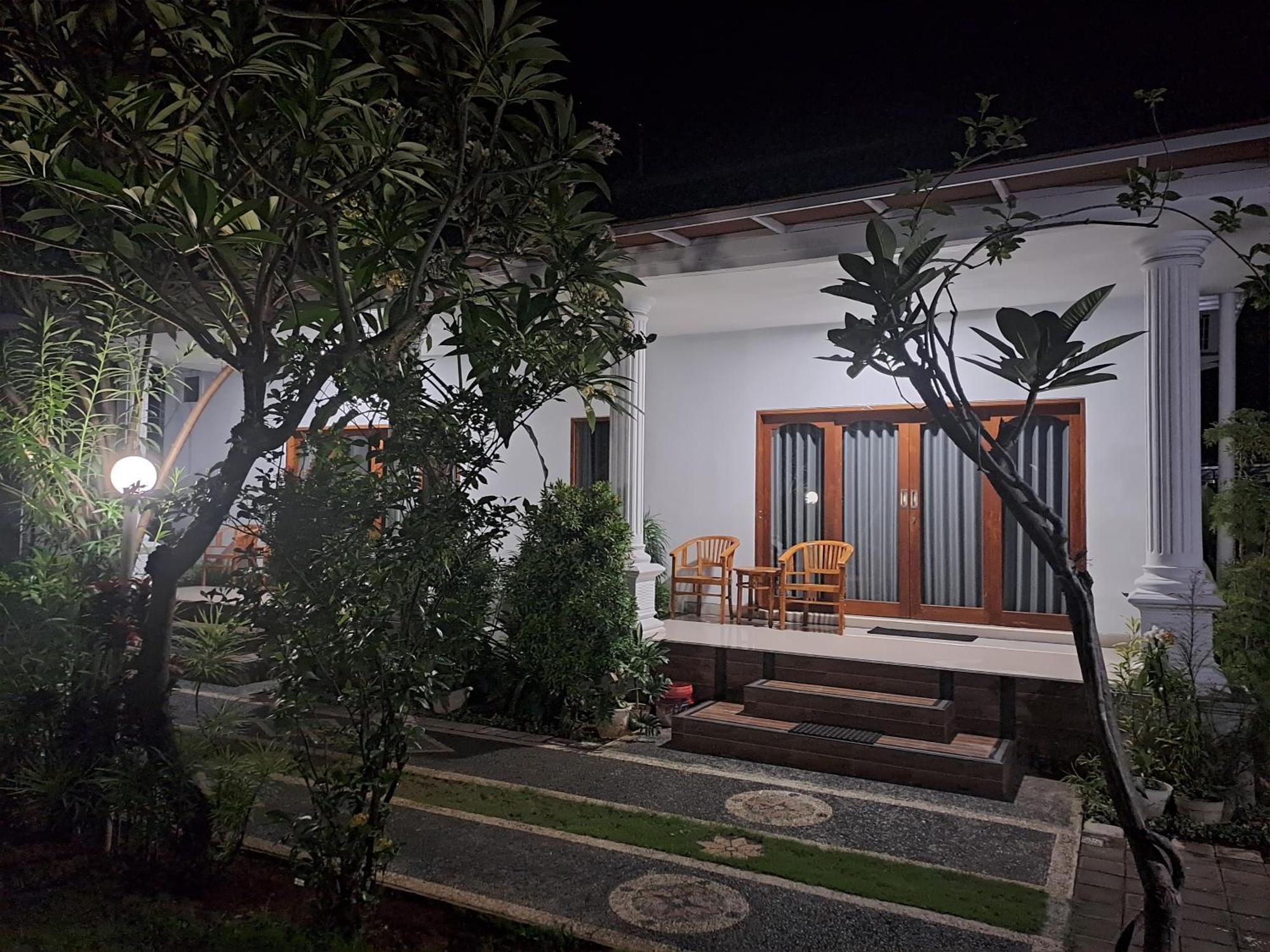 Srinadi Guest House Lovina Exterior photo